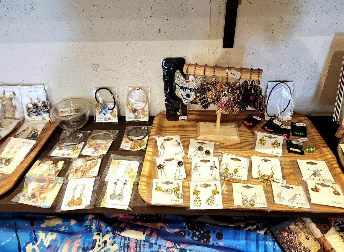 色んな作家さんのアクセサリー販売も!