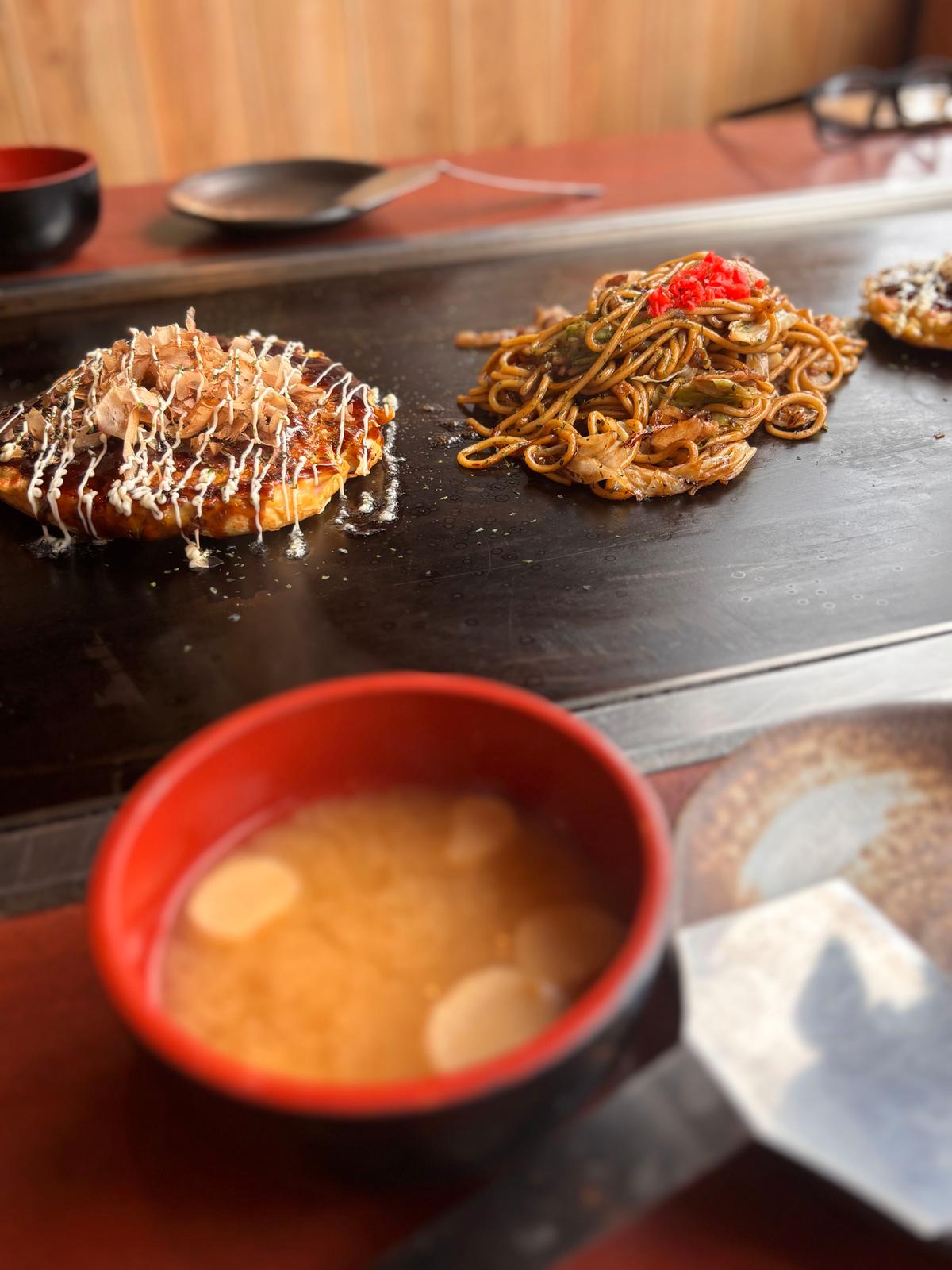 ジュージューとソースの香りが食欲をそそります