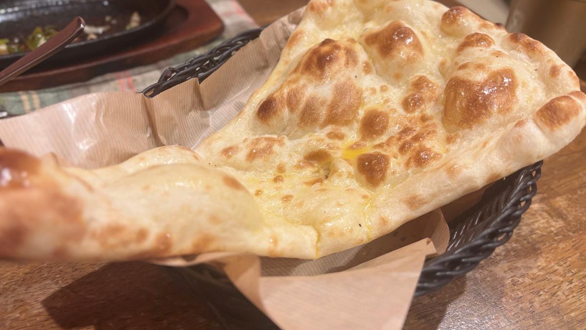 おかわりの【半分】のナン!半分でもカゴからはみ出てます😂