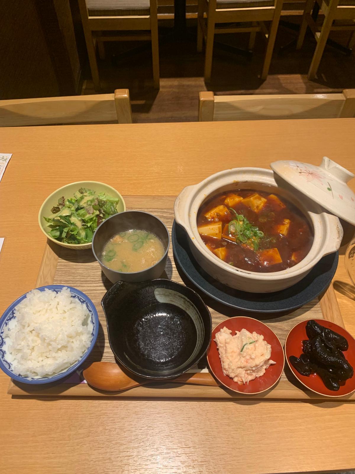 小鉢はきくらげ煮物とポテサラ、野菜サラダもついてます。