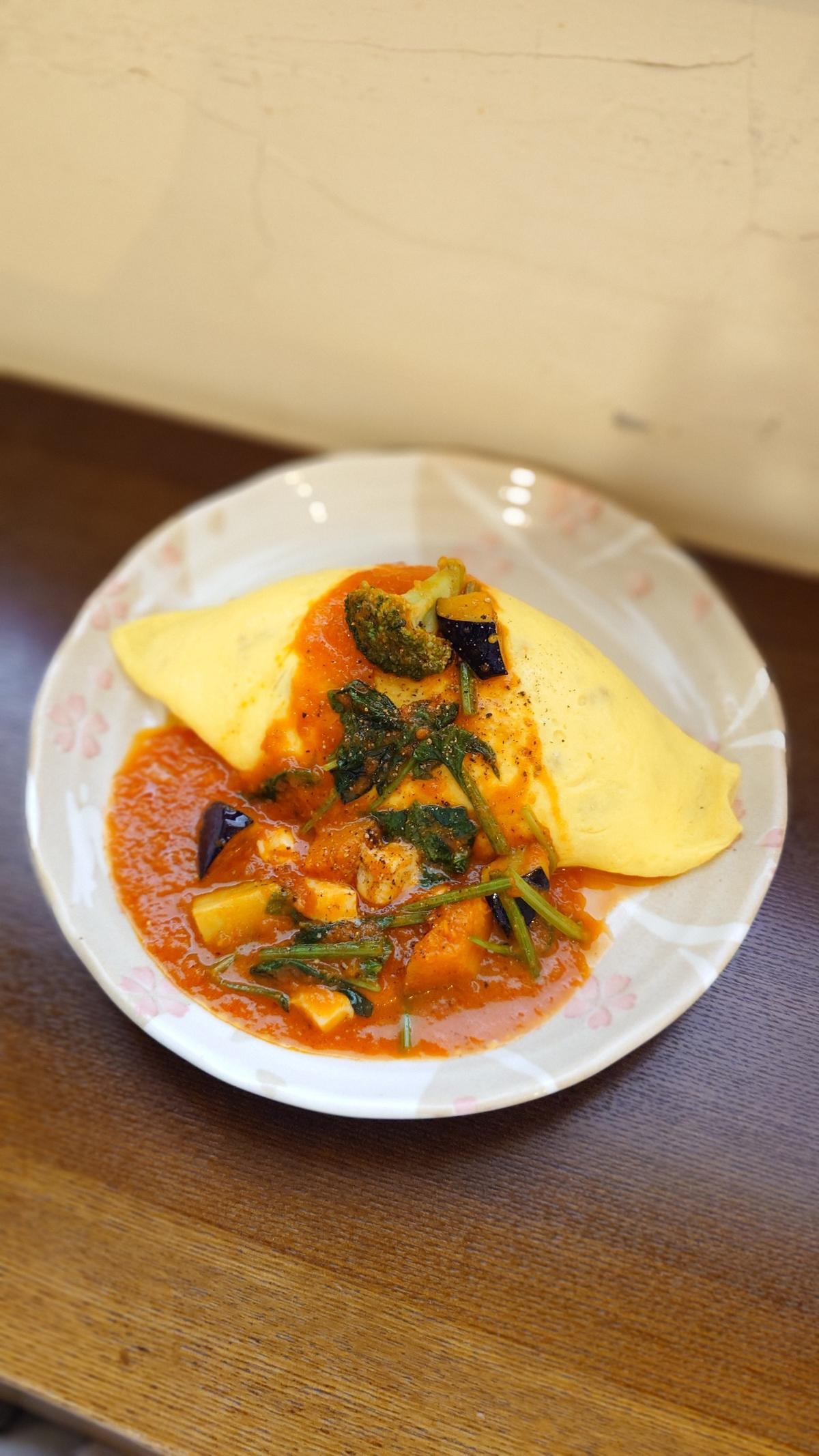 季節野菜とモッツァレラチーズのトマトソースオムライス