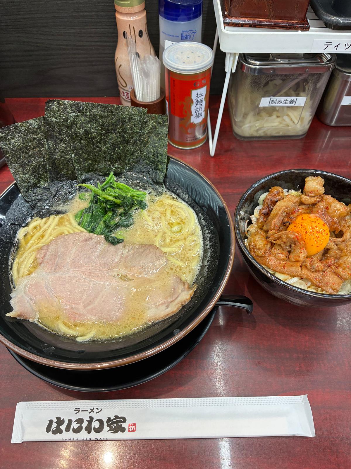 ラーメン月見ホルモン丼セット