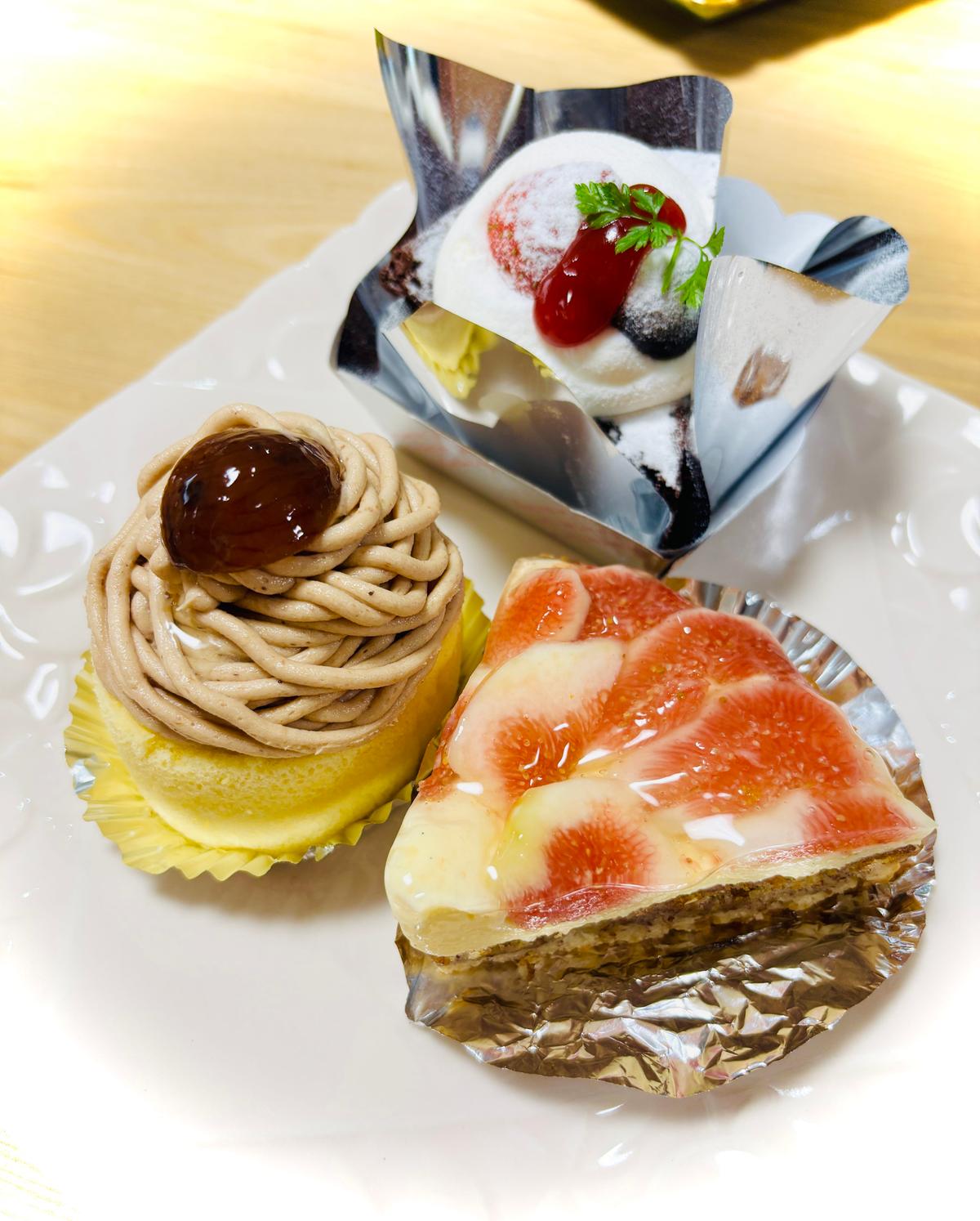 左)モンブラン 右)いちじくのタルト 奥)クラシックショコラ