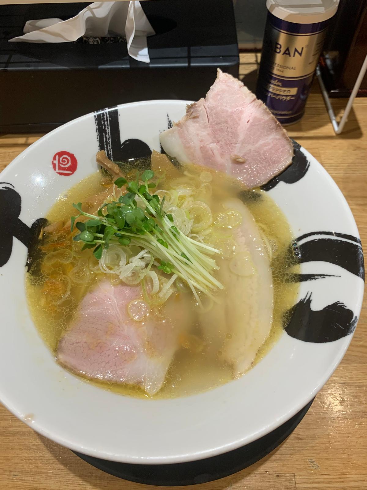LINEクーポンでチャーシューが1枚多く乗ってます。