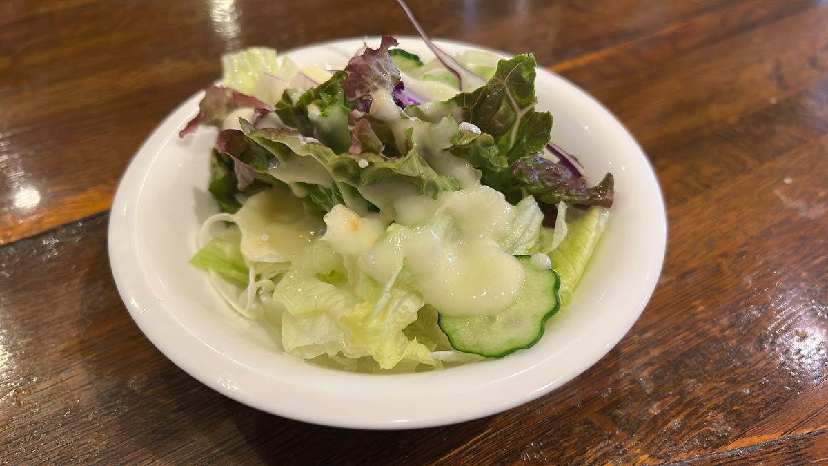 サラダは甘味もあるフレンチ系のドレッシング