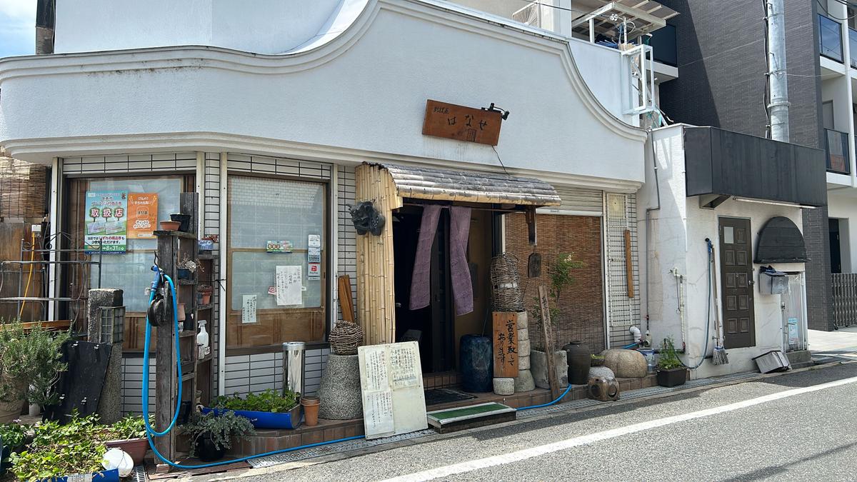 お店左手に自転車何台か止められます