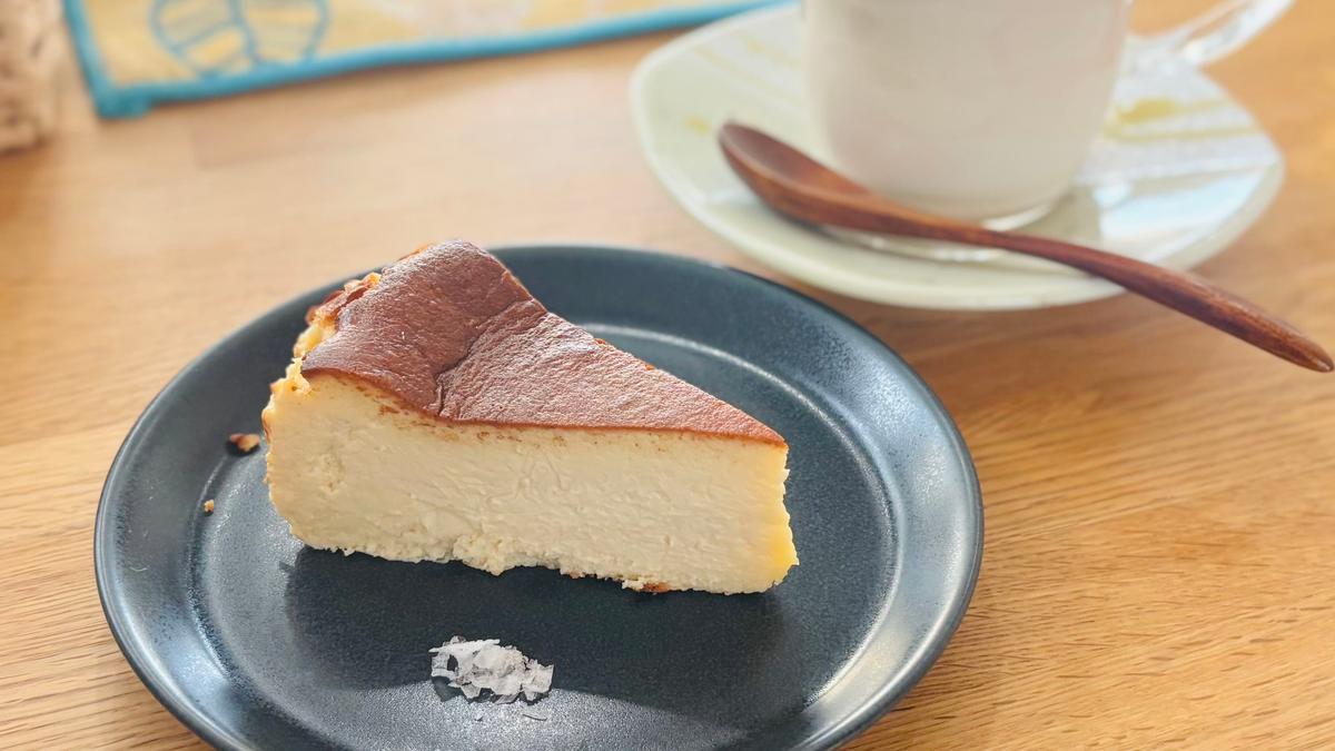 自家製バスク風チーズケーキ🧀もったり濃厚で岩塩との相性も抜群♪