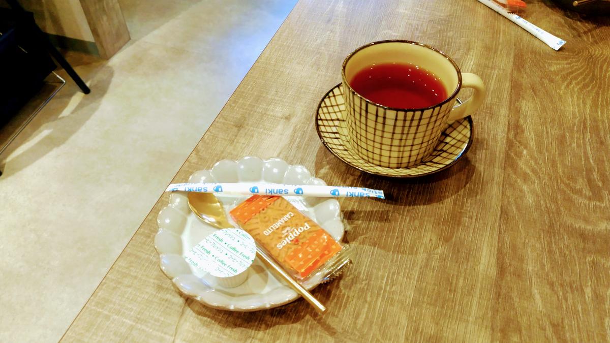 セットでコーヒーor紅茶(250円)を頼むと少し甘い物もついてきます♡