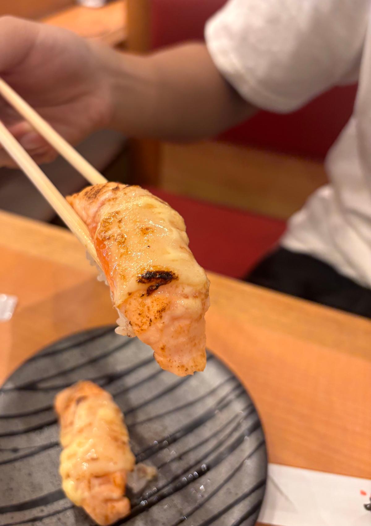 アプリチーズサーモン。目の前で炙ってもらえます