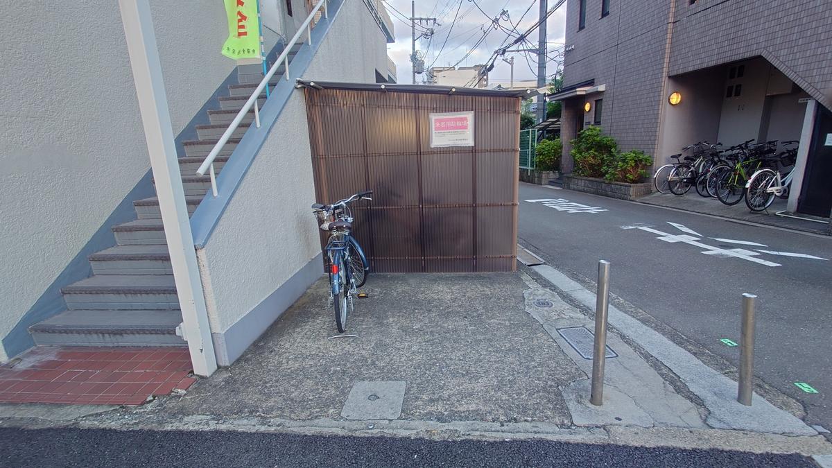 自転車はこちらへ。お店のドア前にも1台駐輪可能。