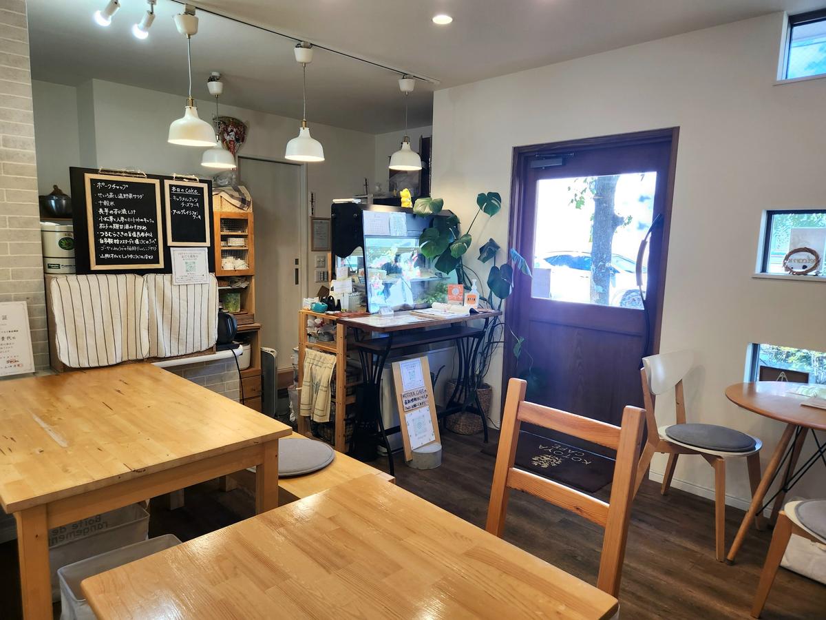 木の温もりを感じる明るい店内