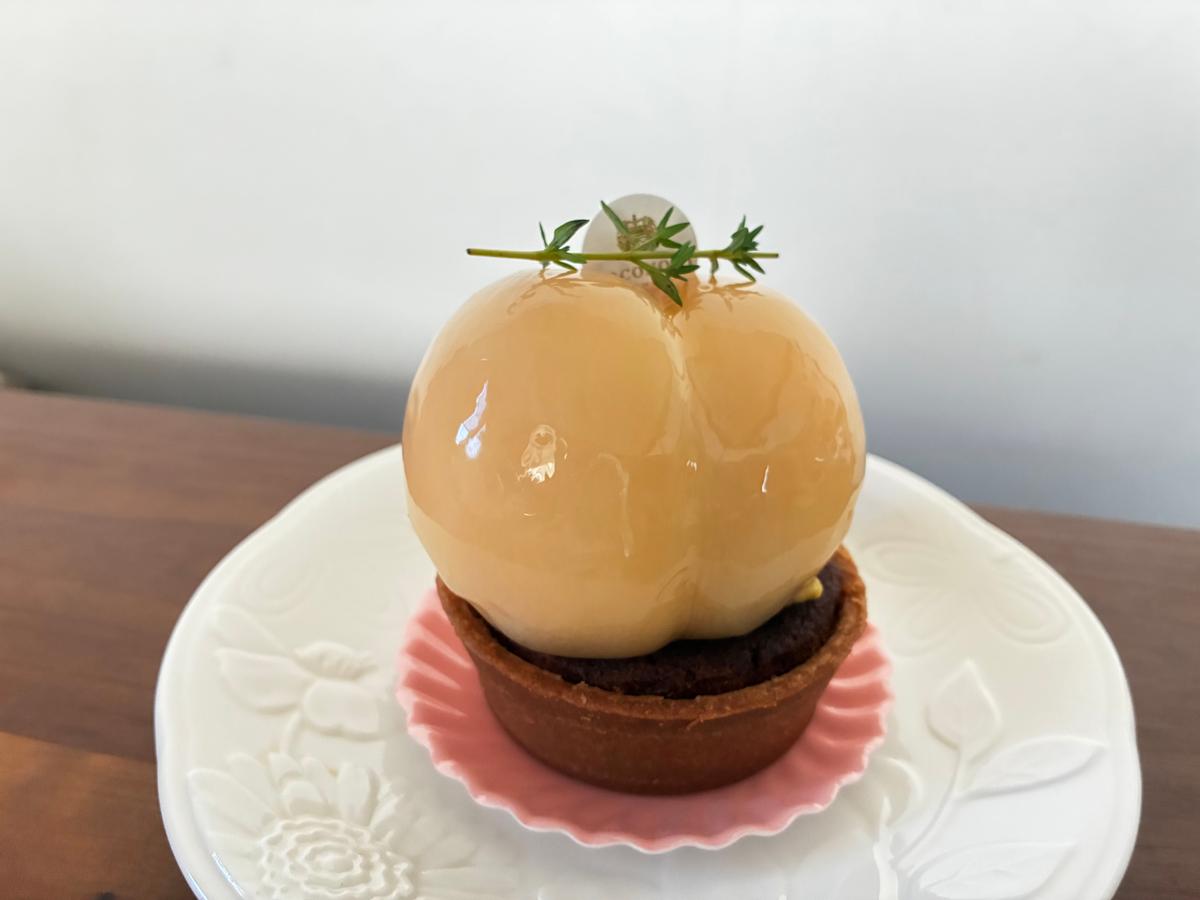 桃の中にはカスタードとイチゴとフランボワーズのコンフィー