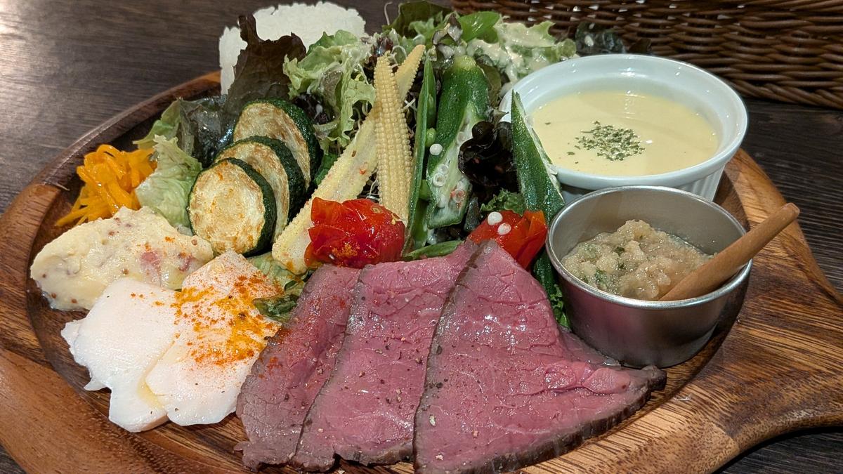 ローストビーフと夏野菜のごちそうワンプレート