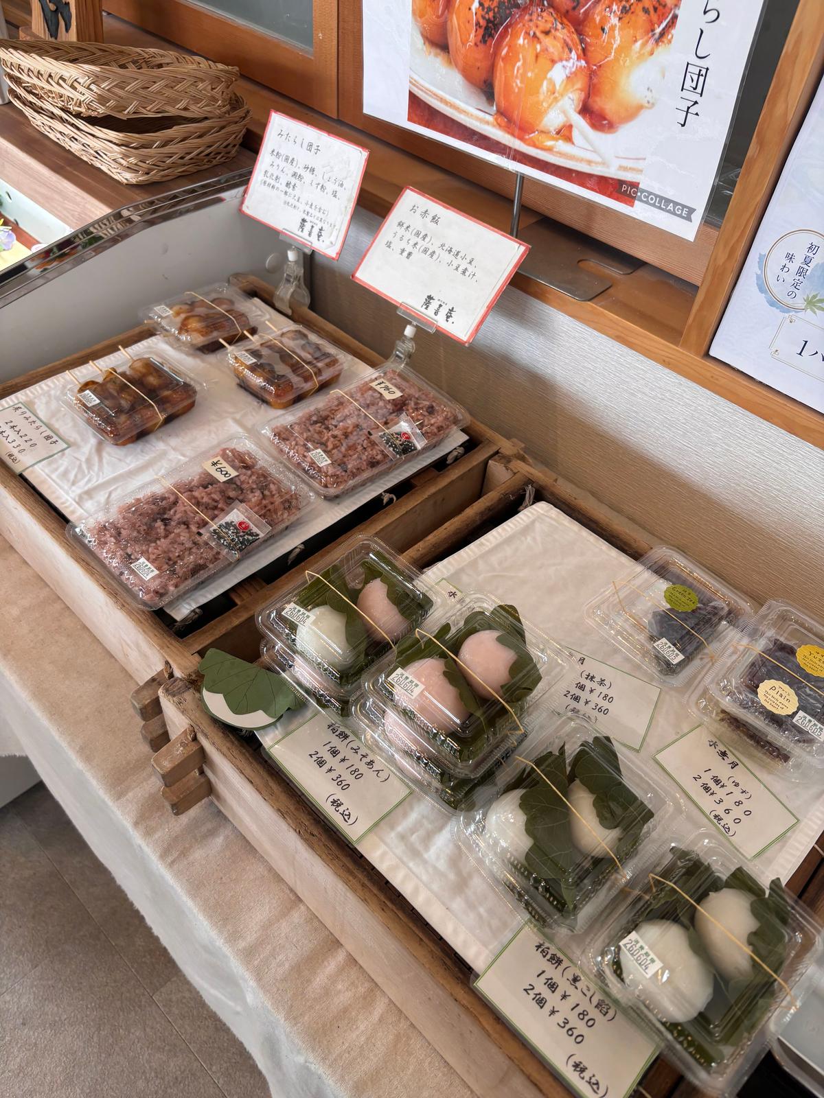 柏餅、お赤飯など作りたてが並びます