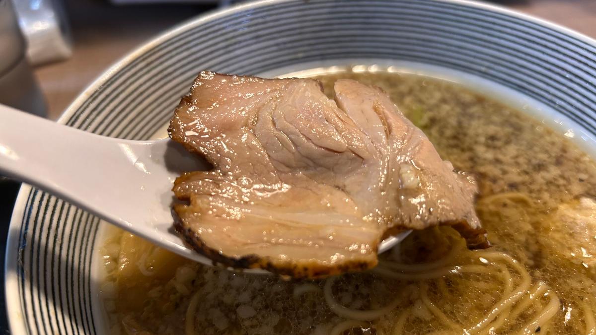 チャーシューも厚みがあって食べ応え十分です🍖