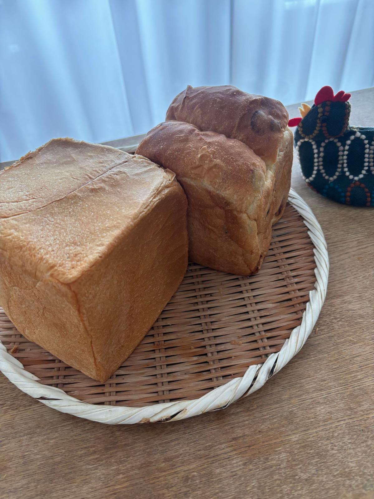健康食パンと、健康レーズンパン、焼きたてだったので帰って袋から出してあら熱をとりました