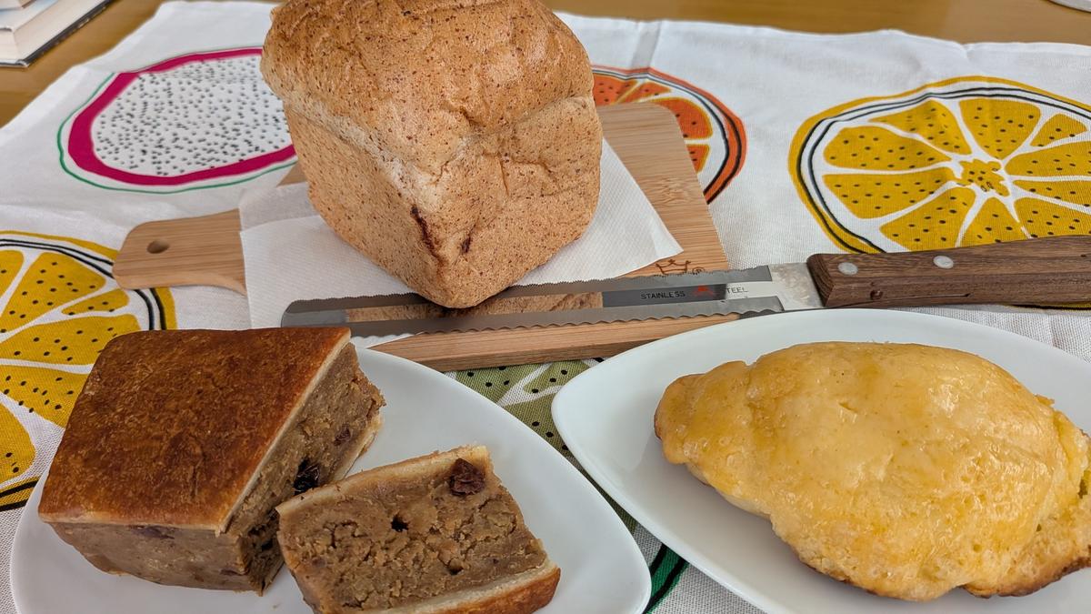全粒粉食パン半分 280円、ミルフェ 420円、塩メロンパン