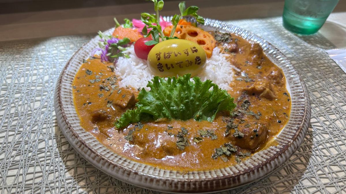 今回はチキンカレーをチョイスしてじっくり味わいました(^^)/