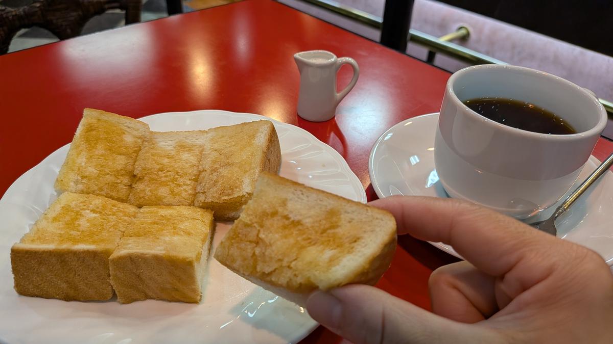 ブレンドコーヒー 580円、メープルトースト 240円