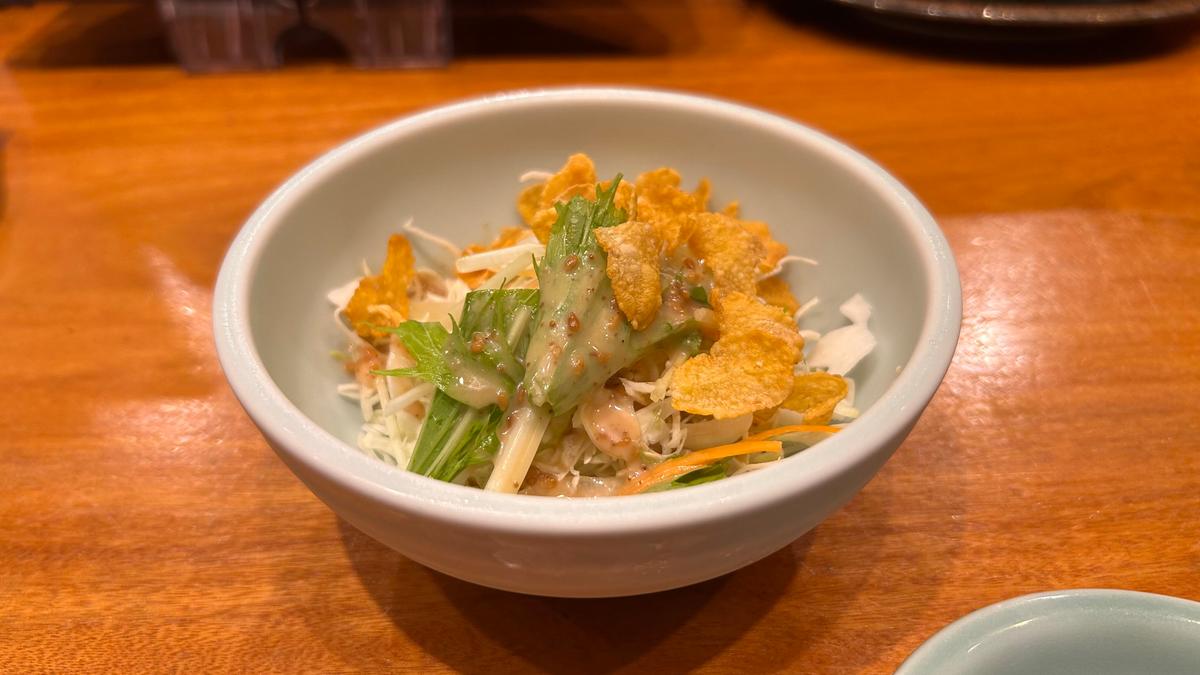 先に配膳されたサラダはごまドレとフレークの食感が美味♪