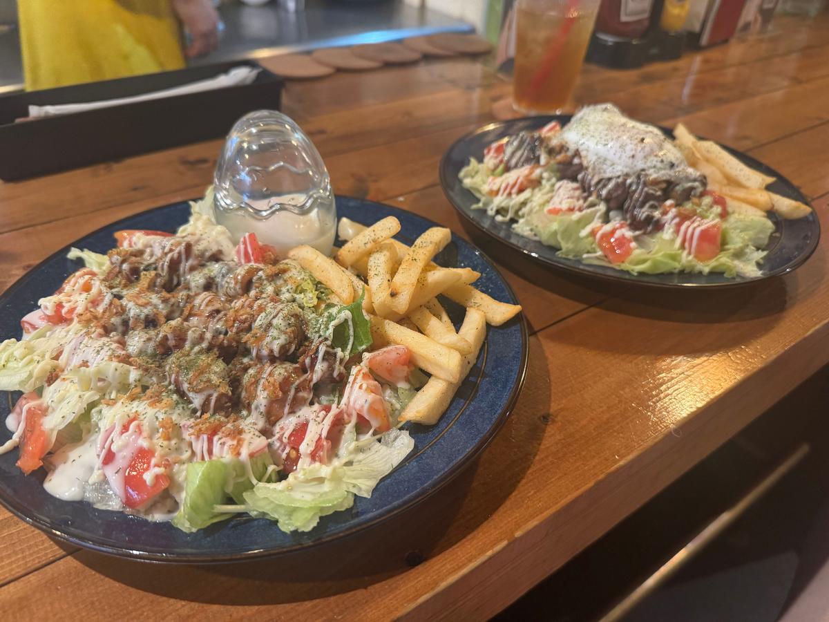 チキンオーバーライス(写真手前)、カルビステーキオーバーライス(写真奧)