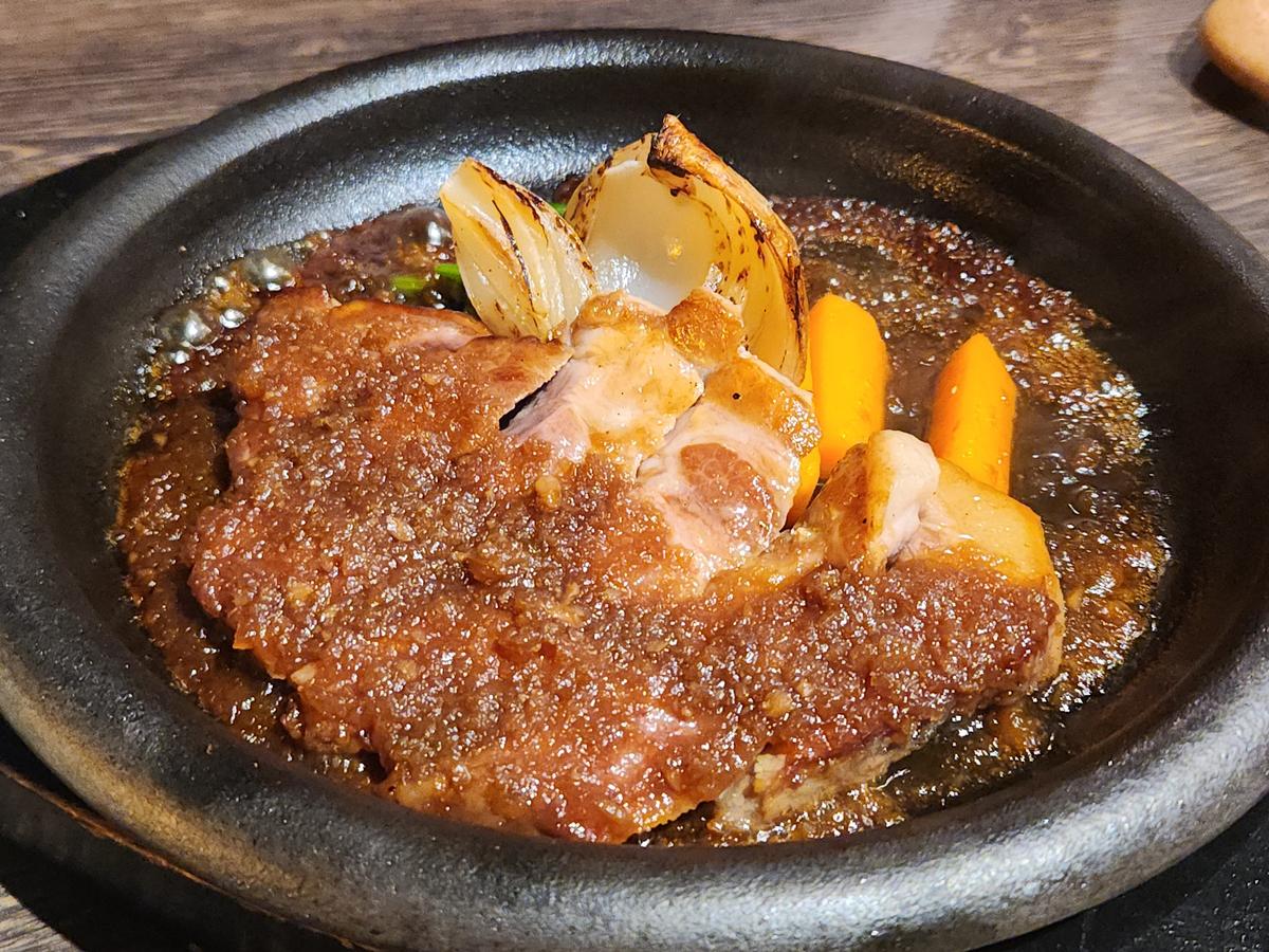 トンテキは鉄板でジュージュー熱々!