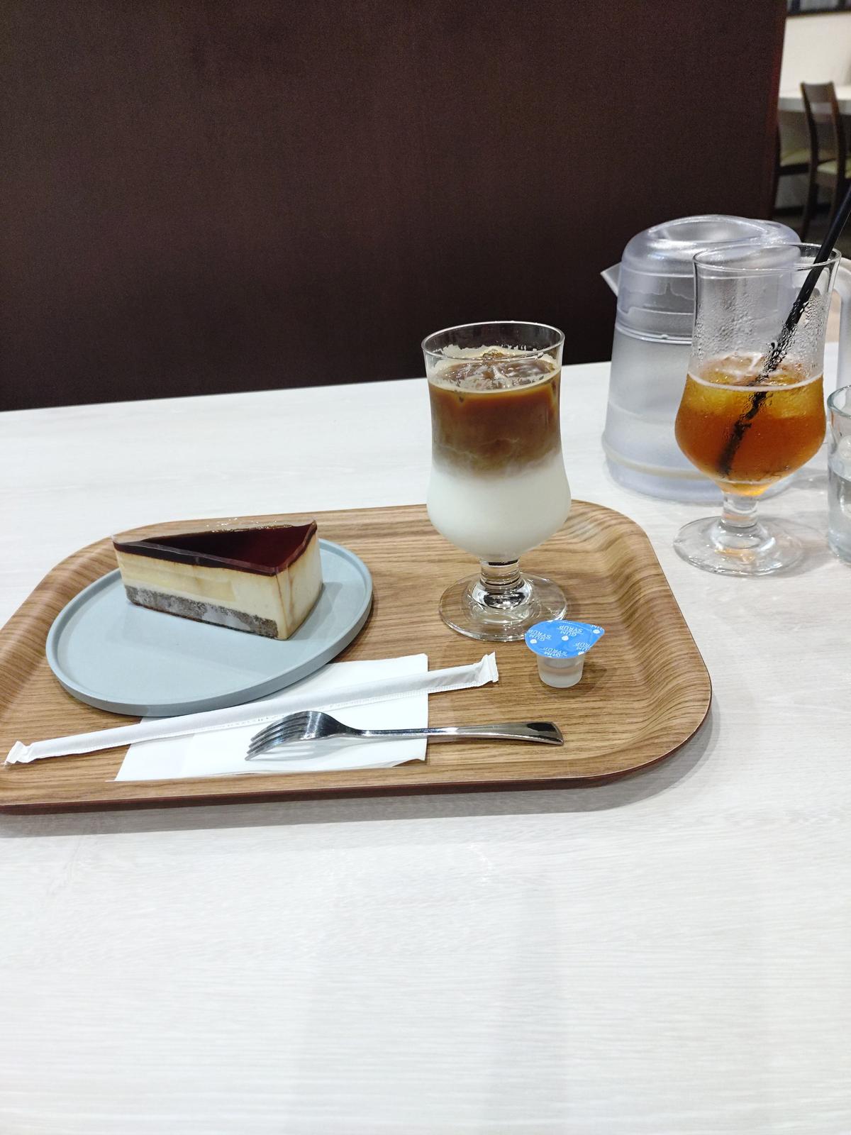 カフェラテとケーキ