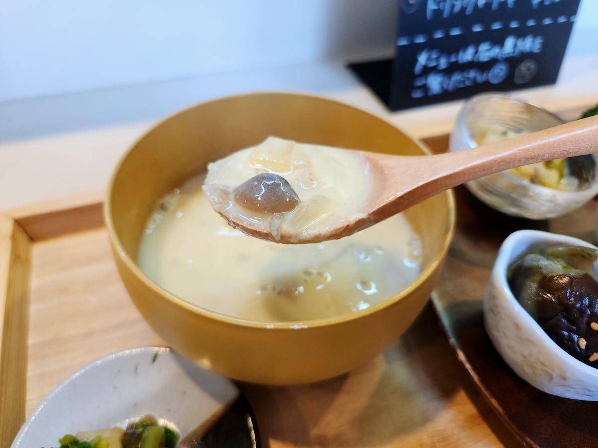 キノコやお野菜、鶏肉が入ってます!