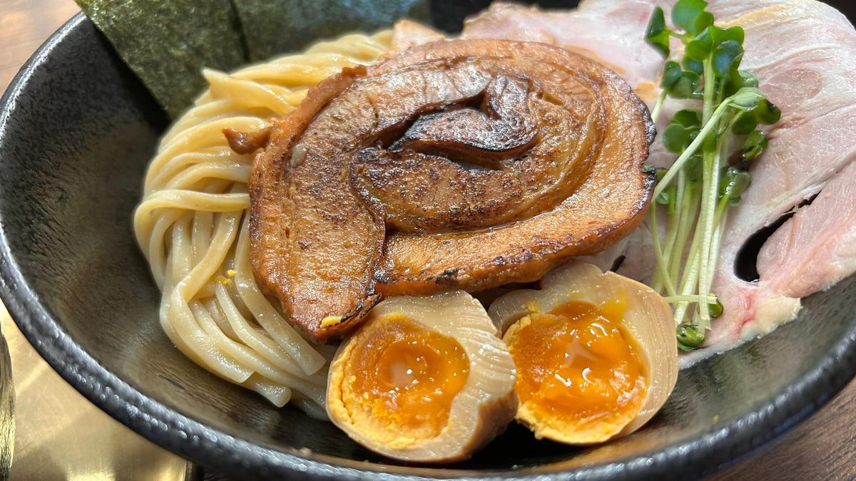 分厚い炙りチャーシューやレアチャーシュー、味玉などがうれしいですね(^^♪