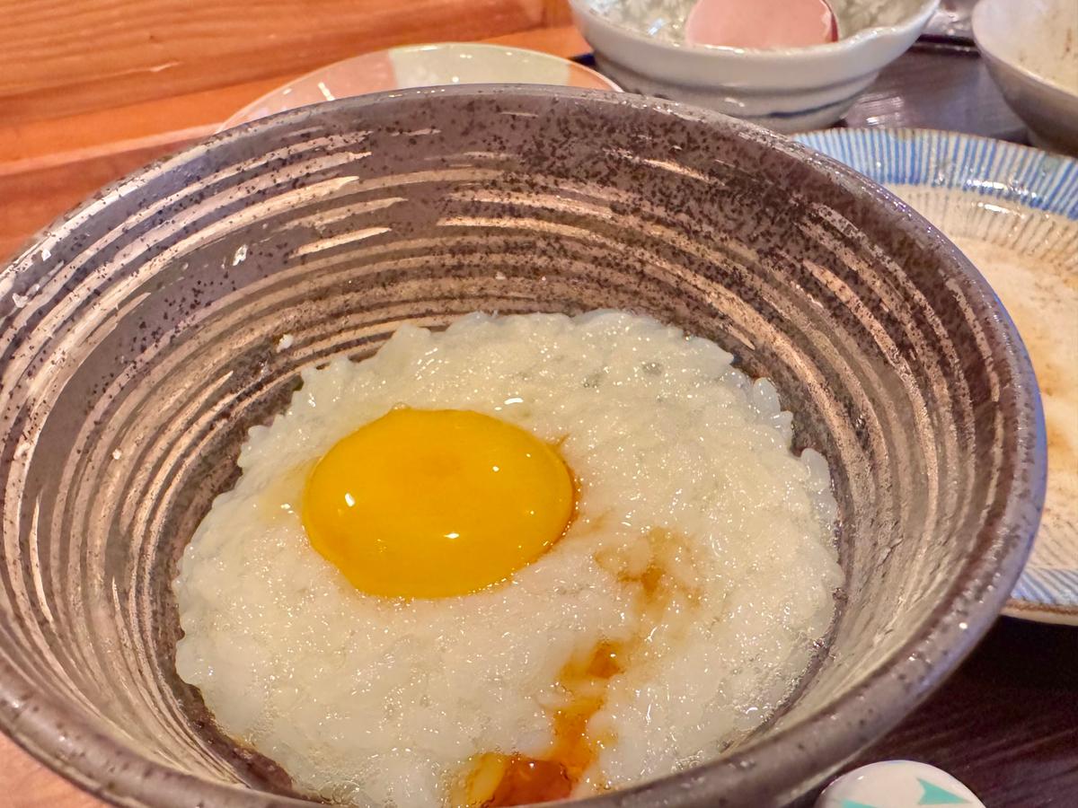 綺麗なつやぴかの卵で食べる卵かけご飯。(※この写真はご飯と白身を先に混ぜてから黄身を乗せたものです)