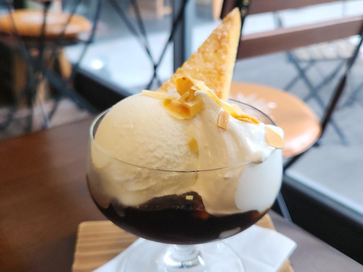 ミルクアイスと生クリームもたっぷり♪