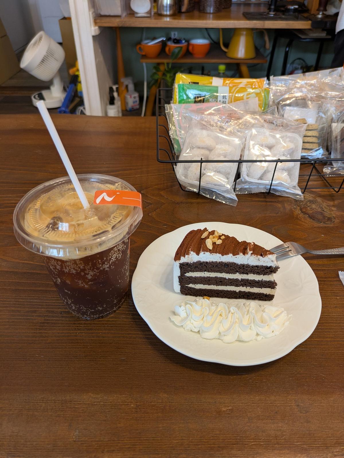 炭酸コーヒーとモカケーキ