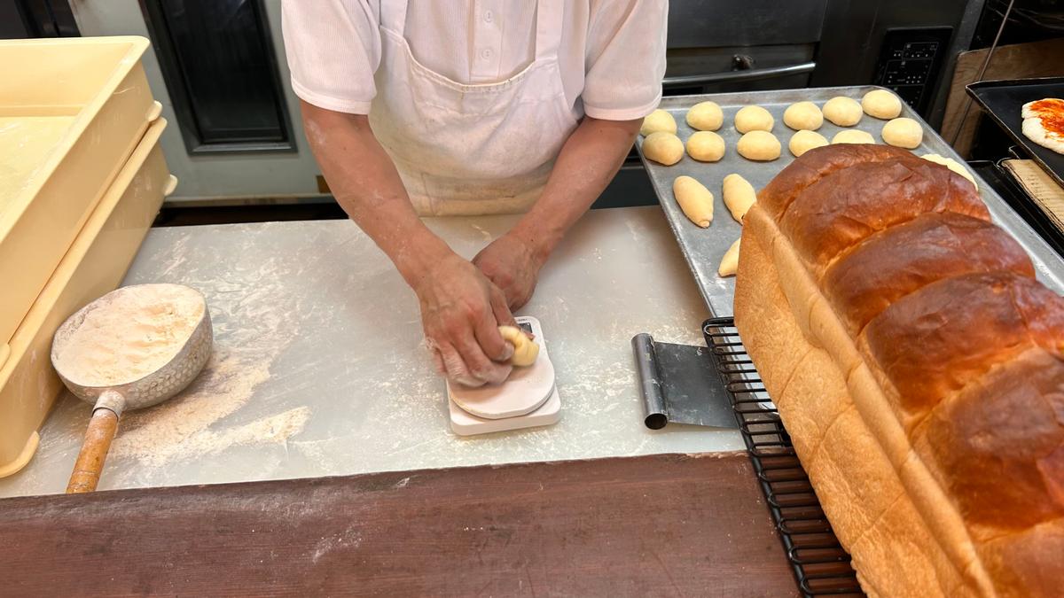 プロの手際の良さが見られるパン屋って珍しいですよね🍞