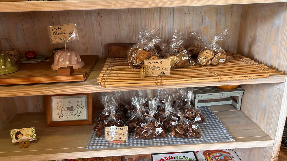 店内には所狭しとパンが並びます