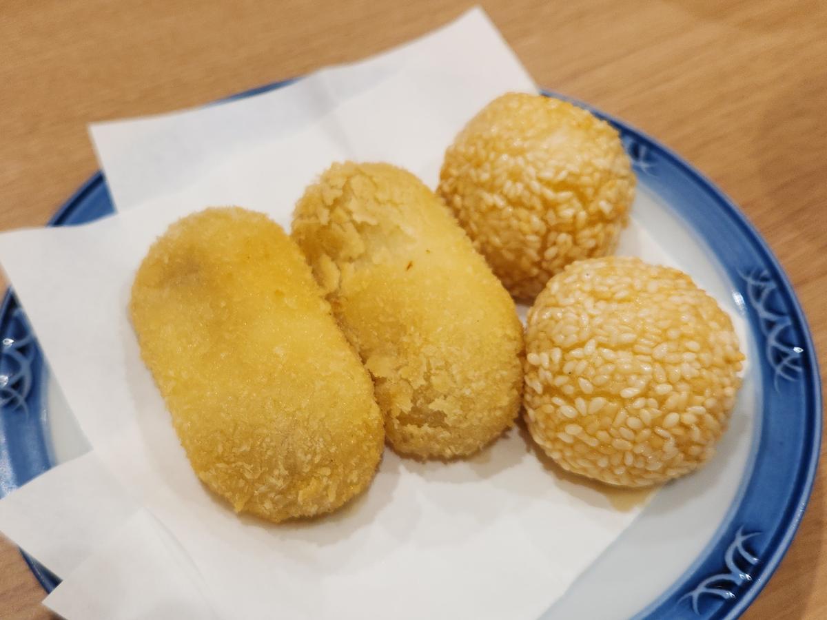 黒糖もち揚げ、ゴマ団子はそれぞれ4個入り。半分テイクアウトにしました。火傷に注意です!