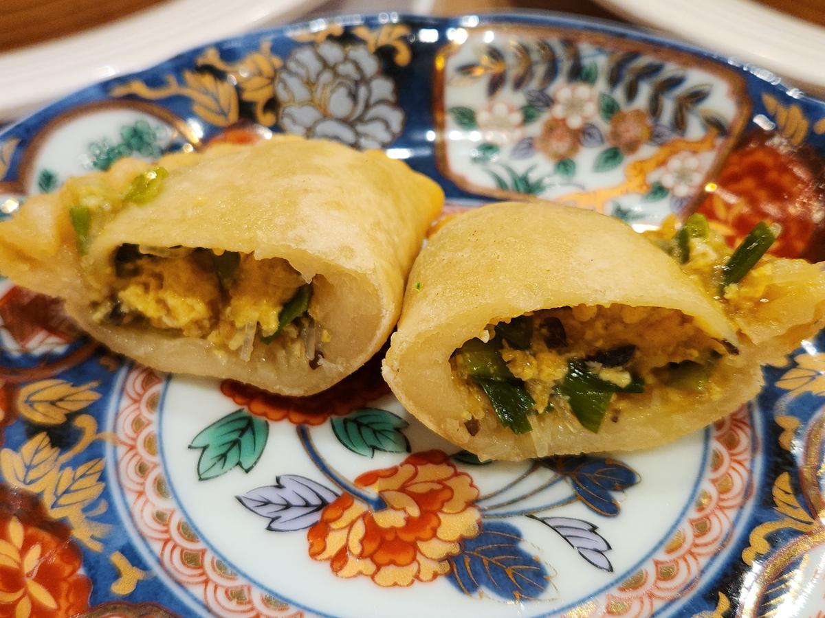 エビニラ饅頭は2つに切ってもらいました!