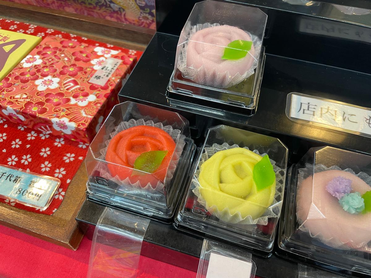 バラを形どった生菓子は手土産にも喜ばれそう