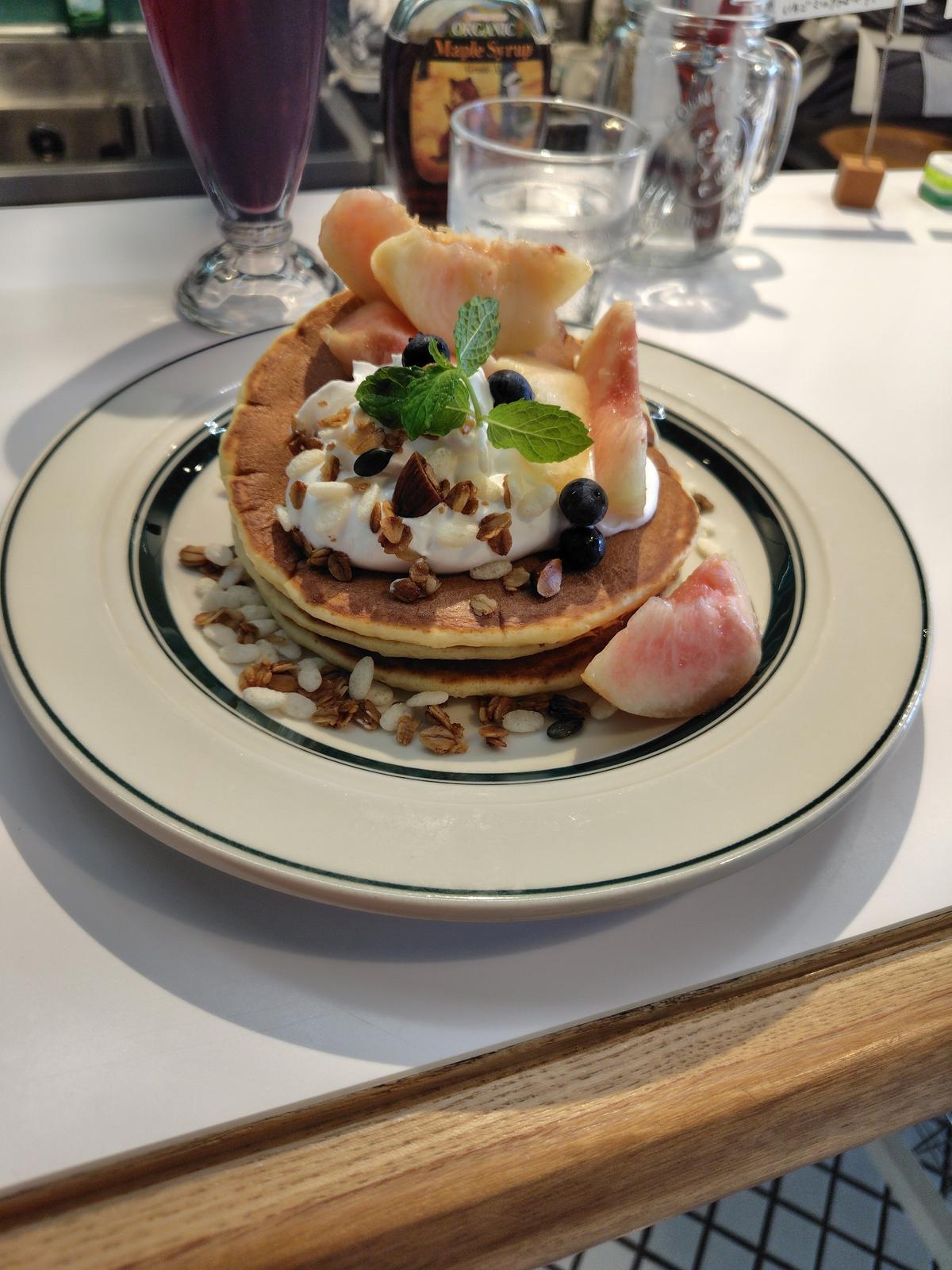丸ごと桃と塩クリームのパンケーキ