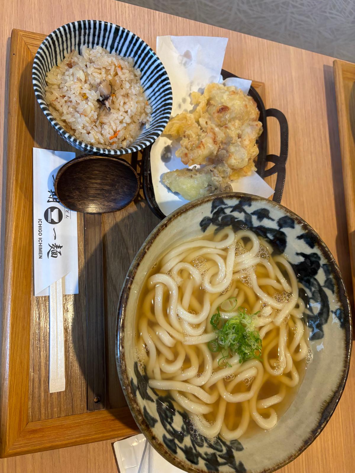 鶏天うどん大盛りに、かやくご飯
