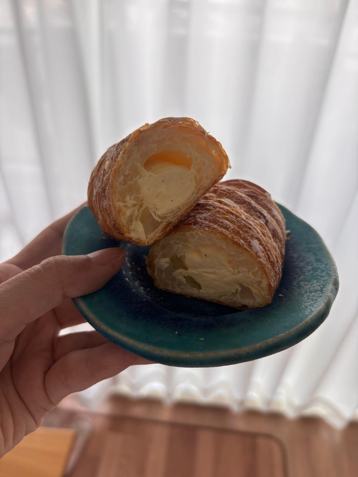 断面図。黒い粒々がバニラビーンズです
