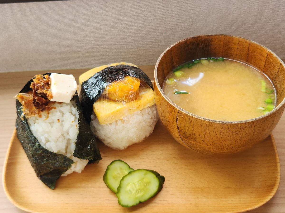 大きなおにぎり2個と具沢山お味噌汁のランチセット♪