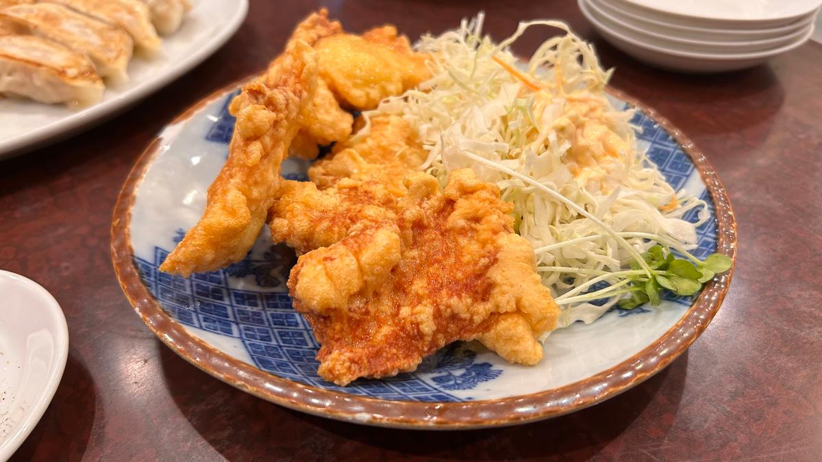 豚の天ぷらはしっかりと塩コショウをつけて食べるのがおすすめ!