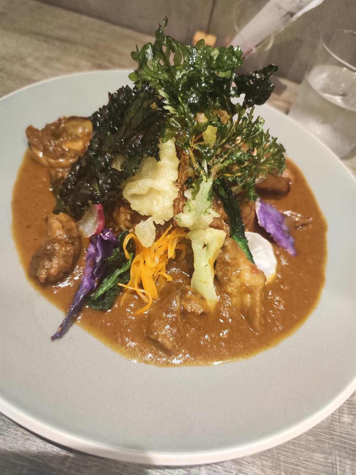 牛すじ煮込み野菜増しカレー(ライスやや盛り)