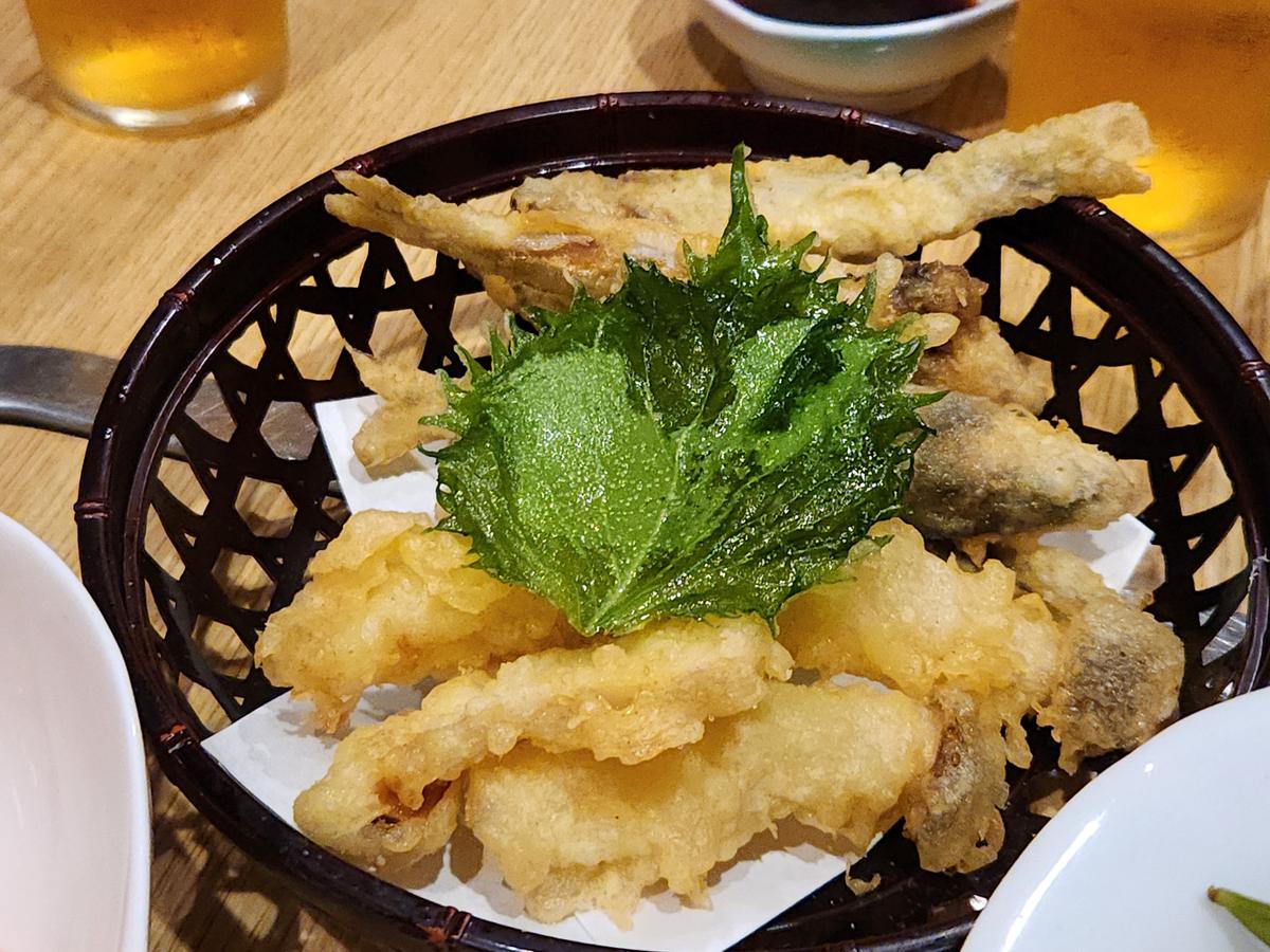 稚鮎の天ぷらはほろ苦くて大人の味わい