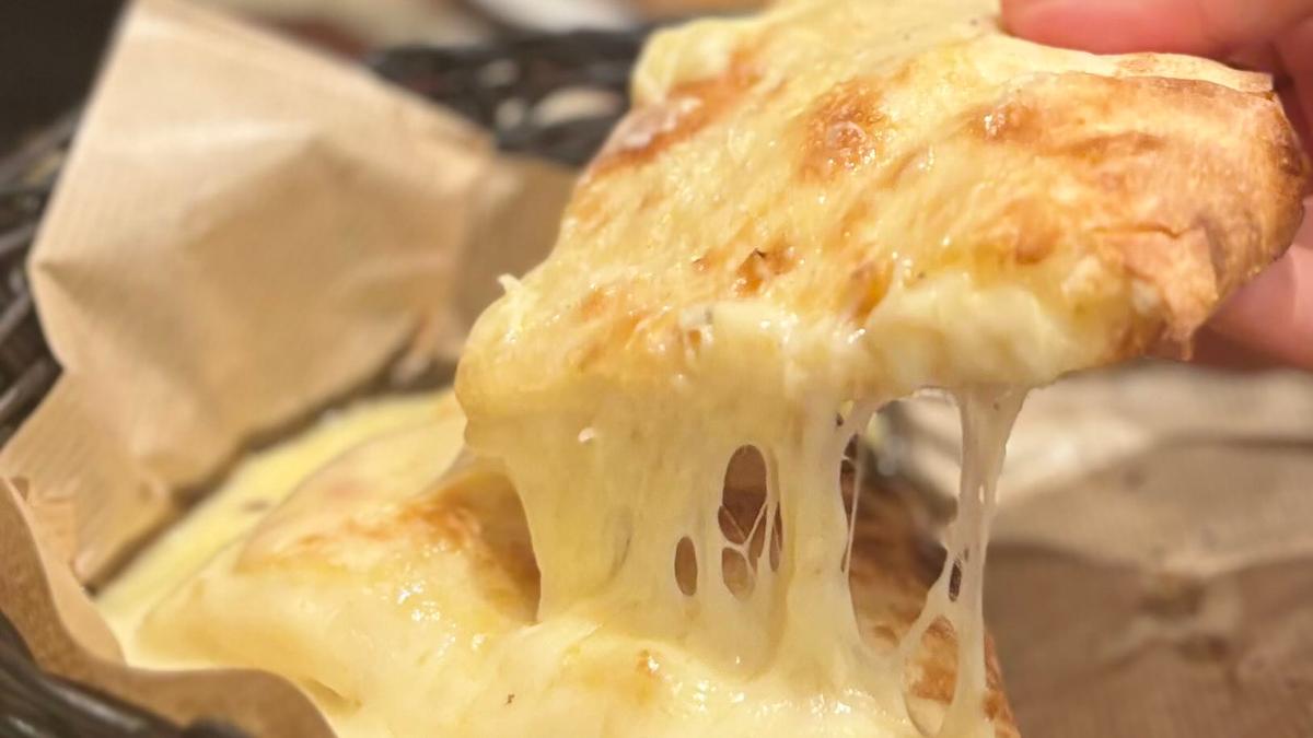 焼きたてアツアツのチーズナンは持ち上げるととろ〜り🧀✨