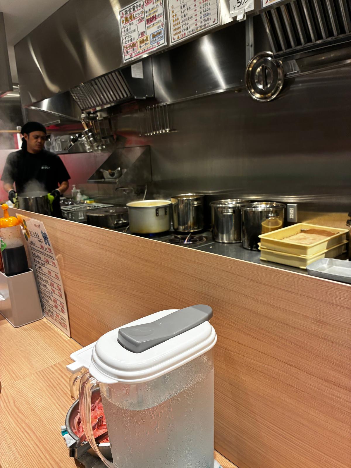 カウンターのみのザ、ラーメン屋