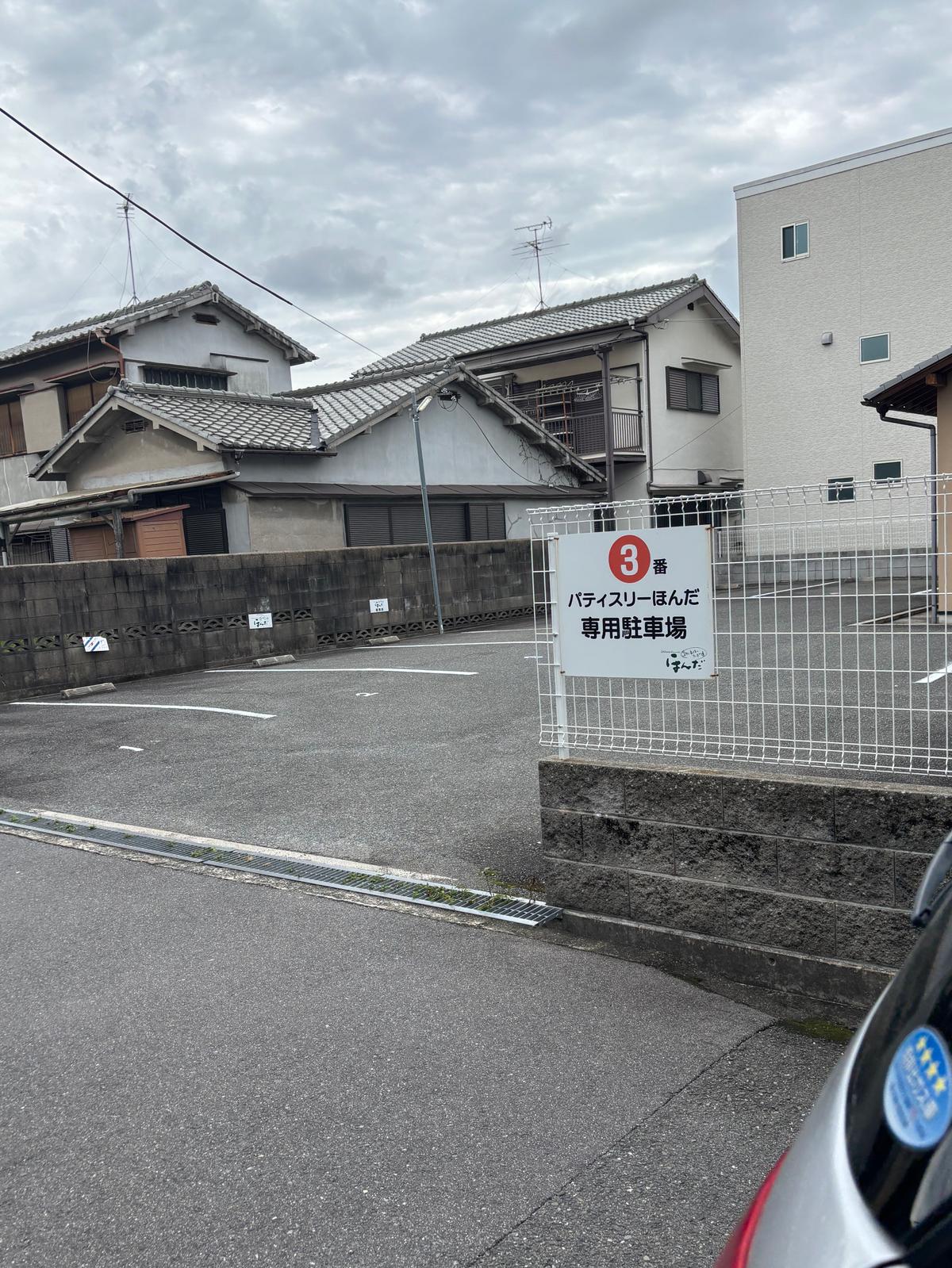 角を曲がったところにある駐車場