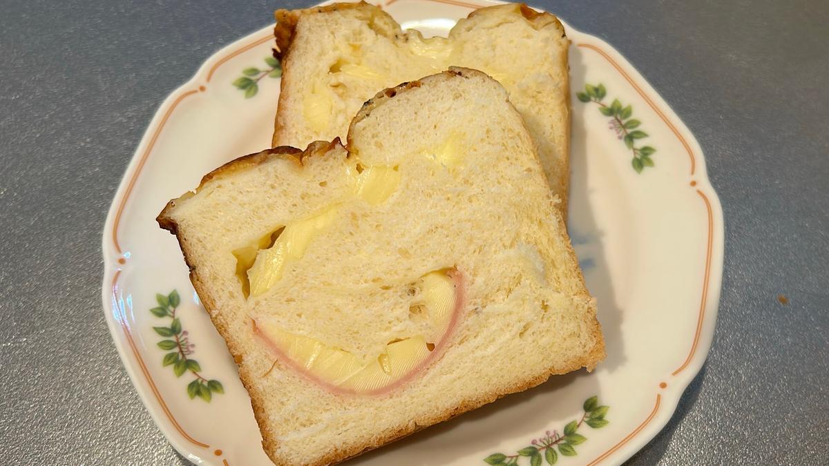 ハムとたっぷりのチーズが入ったテーブルランチ🍞