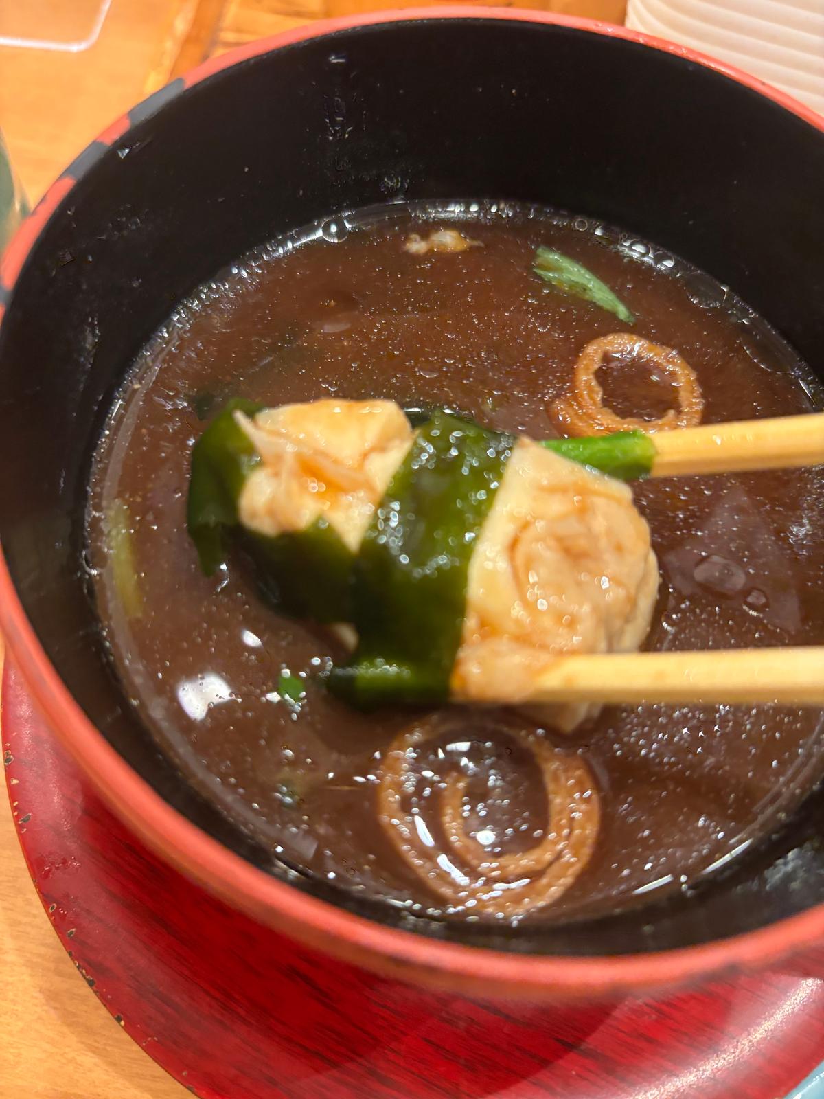 赤だしには大きな白身魚が入っていました