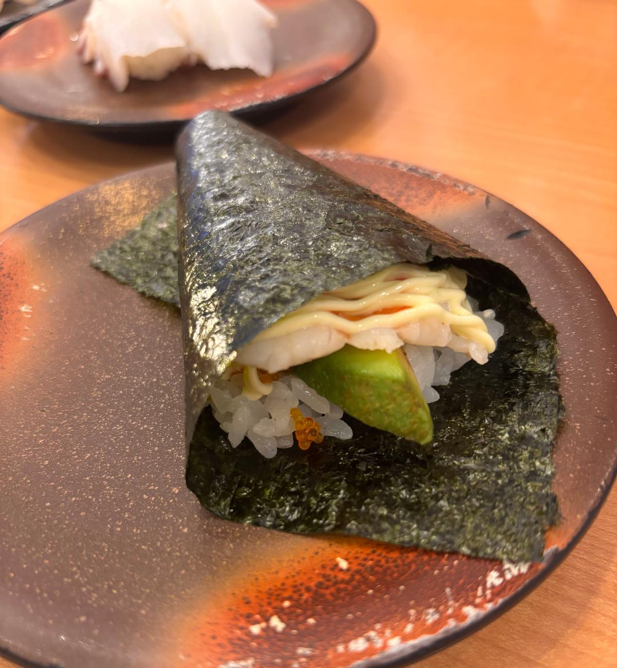 アボカドとエビ。エビは大きくて食べ応えあり。